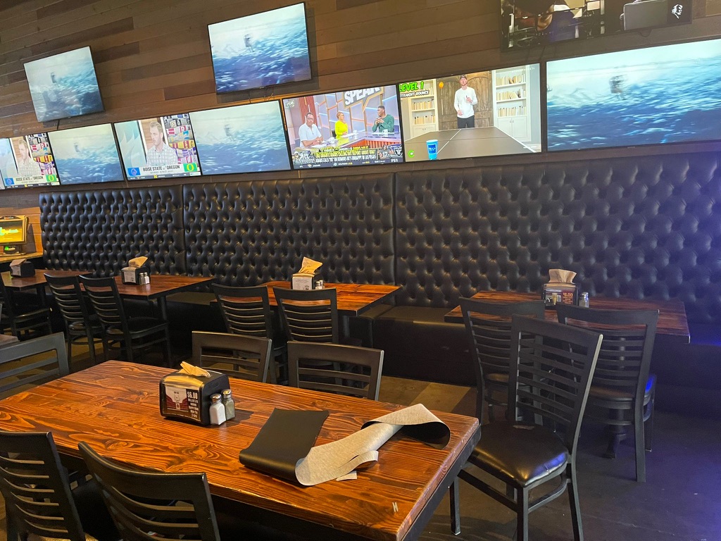 Conoly Restaurant: custom seating