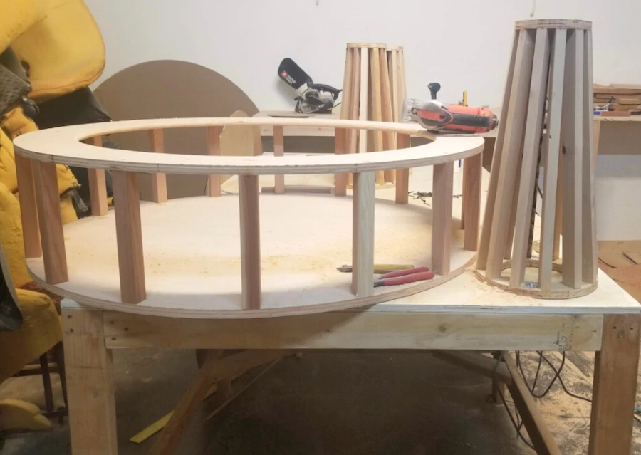 Estructuras de madera y herramientas sobre un banco de trabajo del taller de US Booths